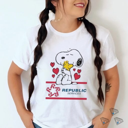 Official Snoopy And Woodstock Loves Republic Services Logo Shirt