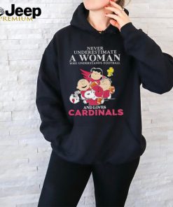 Official arizona Cardinals Snoopy Never Underestimate A Women Who Understands Football T Shirt