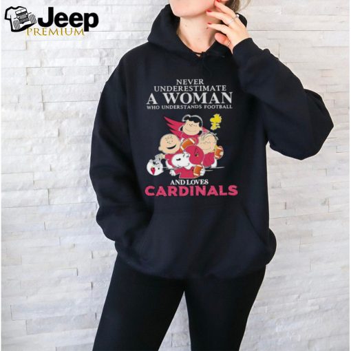 Official arizona Cardinals Snoopy Never Underestimate A Women Who Understands Football T Shirt