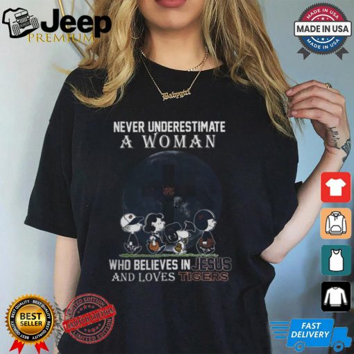 Peanuts Characters Never Underestimate A Woman Who Believes In Jesus And Loves Auburn Tigers Shirt