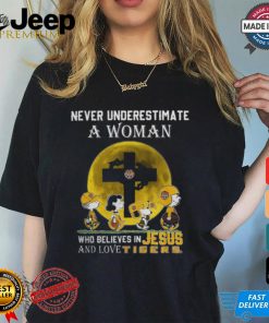 Peanuts Characters Never Underestimate A Woman Who Believes In Jesus And Loves LSU Tigers shirt