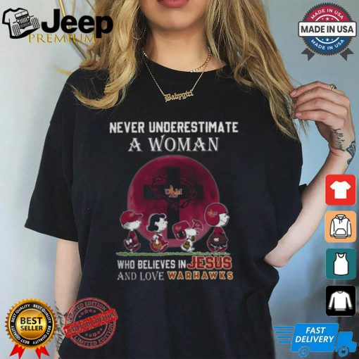 Peanuts Characters Never Underestimate A Woman Who Believes In Jesus And Loves ULM Warhawks Shirt