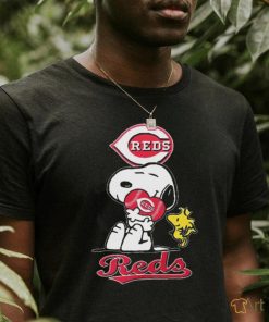 Snoopy Hug Heart Cincinnati Reds Baseball shirt
