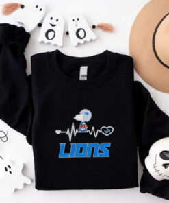Snoopy walking on heartbeat Detroit Lions football shirt