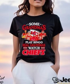 Some grandmas play bingo real grandmas watch Chiefs signatures shirt