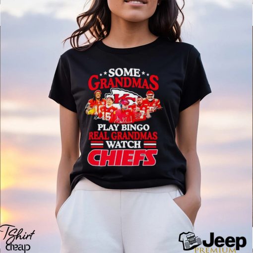 Some grandmas play bingo real grandmas watch Chiefs signatures shirt