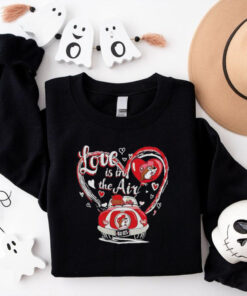 Buc ee’s Valentine’s 2025 love is in the air shirt